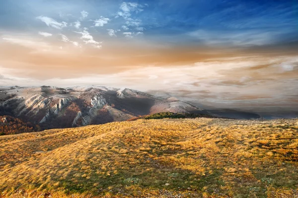 Valle en las montañas — Foto de Stock