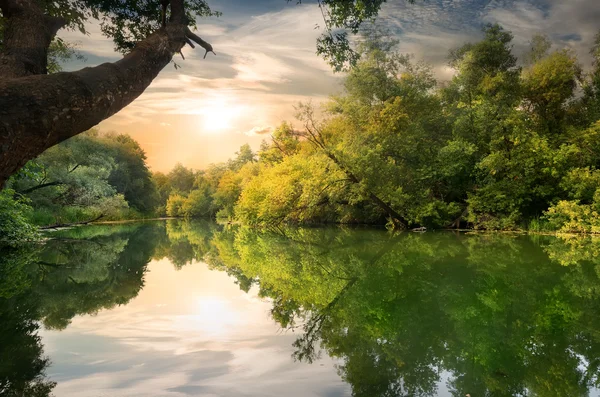 Západ slunce na řece — Stock fotografie