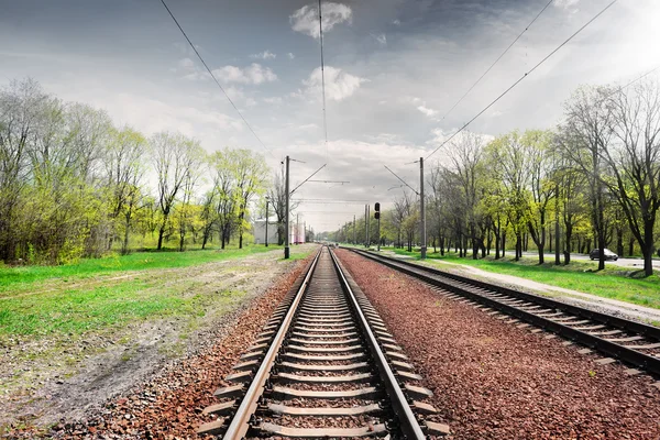 Grå himmel över järnvägen — Stockfoto