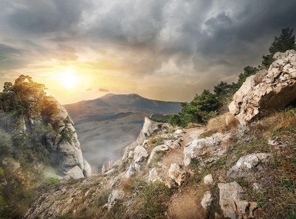 Rocas altas y nubes — Foto de Stock