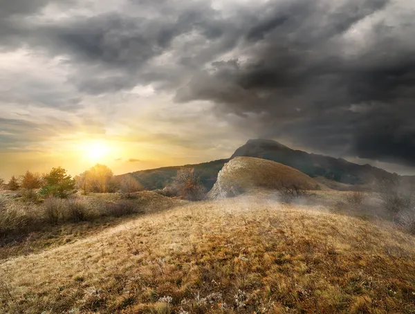 Hermoso amanecer en las montañas — Foto de Stock