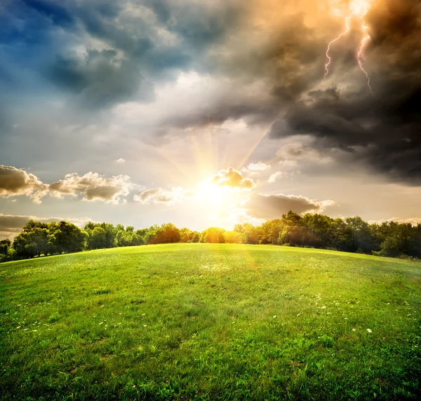 Heldere bliksem over veld — Stockfoto