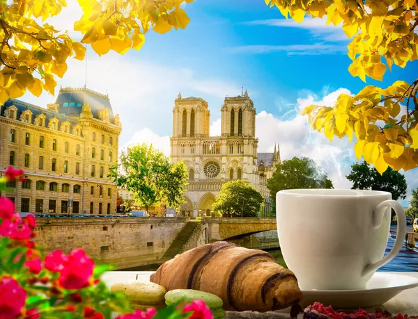 Koffie en Notre Dame — Stockfoto