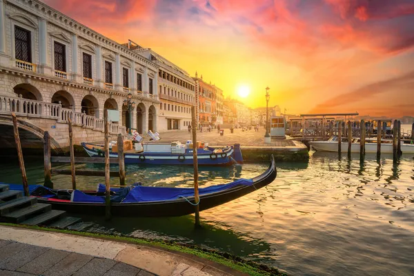 Γόνδολα Και Αρχιτεκτονική Στη Βενετία Ηλιοβασίλεμα Ιταλία — Φωτογραφία Αρχείου