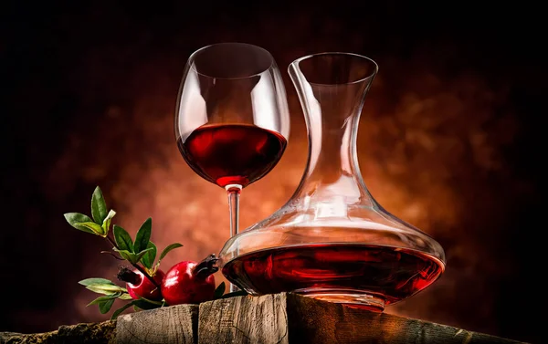 Vinho de romã em decantador — Fotografia de Stock