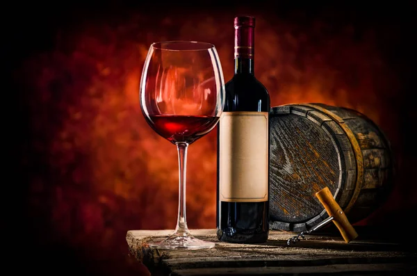 Вино и бочка на столе — стоковое фото