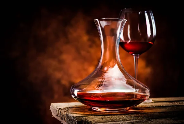 Вино в деканері і склі — стокове фото