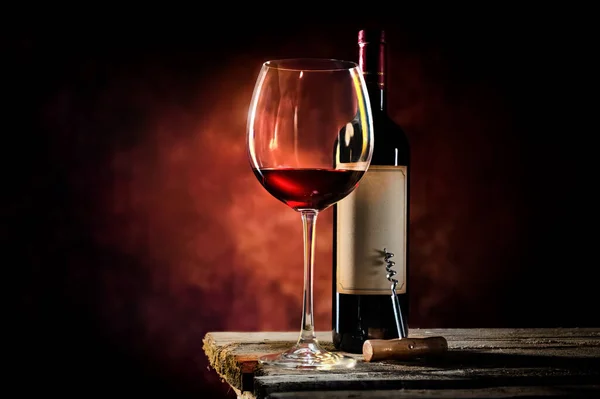 Ahşap masa üzerinde şarap — Stok fotoğraf