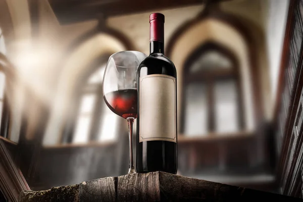 Красное вино в старом баре — стоковое фото