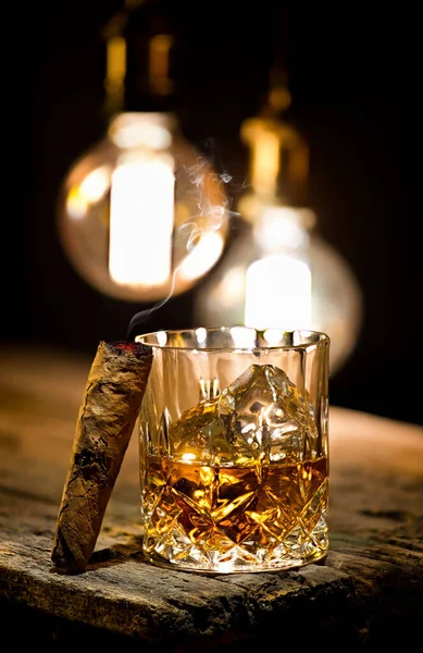 Szkło z whisky i cygara — Zdjęcie stockowe