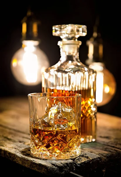 Whisky a lampa osvětlení — Stock fotografie