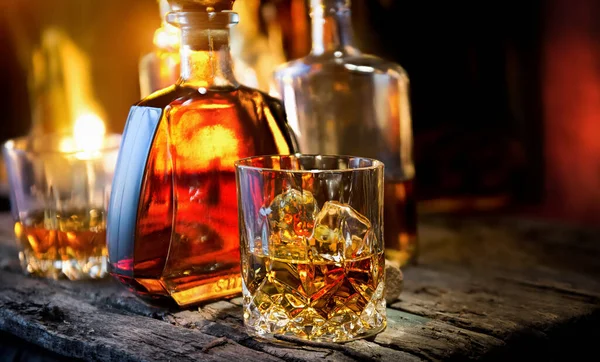 Glas und Flasche Whiskey — Stockfoto