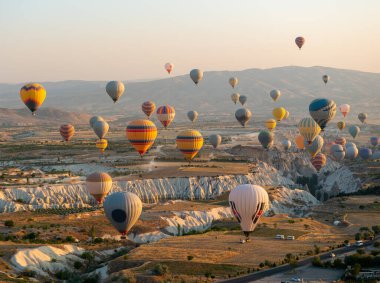 Platonun üzerinde hava balonları
