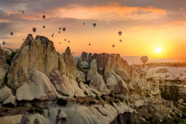 Globos de aire sobre rocas —  Fotos de Stock