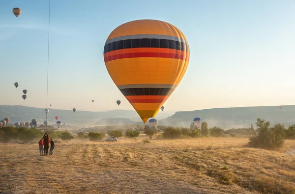 Lądowanie balonów powietrznych w Kapadocji — Zdjęcie stockowe