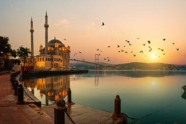 Ortakoy Camii ve Boğaz Köprüsü
