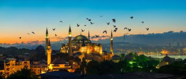 Cami üzerinde kuş sürüsü
