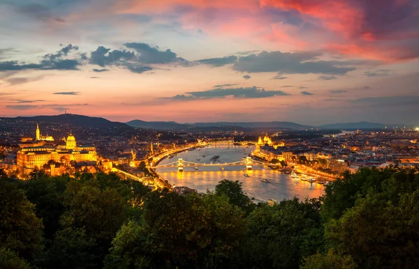 Kilátás a megvilágított Budapestre — Stock Fotó