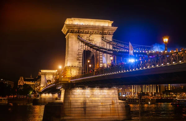 Blick auf die beleuchtete Brücke — Stockfoto