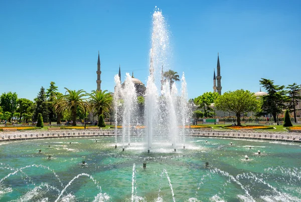 Султанахмет Камии и фонтан — стоковое фото