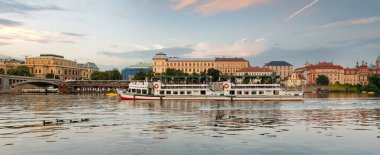 Vltava Nehri yakınlarındaki binalar