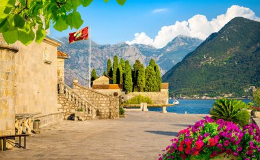 Kasabanın yakınındaki George Adası Perast