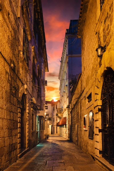 Strada îngustă din Kotor — Fotografie, imagine de stoc
