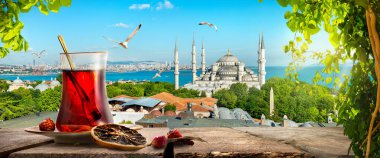İstanbul, Türkiye 'de Çay ve Mavi Cami ve Boğaz