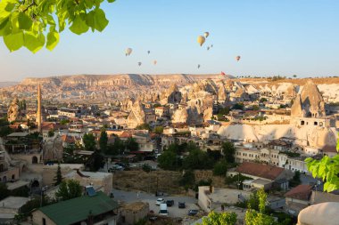 Cappadocia 'da kayaların üzerinde sıcak hava balonları
