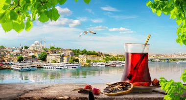 İstanbul 'un gün batımında İstanbul Boğazı yakınlarındaki altın boynuz manzaralı çay ve panoraması, Türkiye