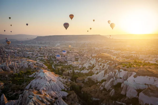 热气球飞越土耳其卡帕多西亚上空 — 图库照片