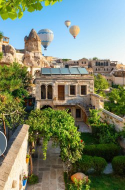 Cappadocia 'da kayaların üzerinde sıcak hava balonları