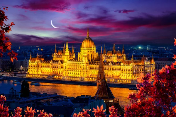 Fassade Des Beleuchteten Budapester Parlaments Unter Bewölktem Himmel Ungarn — Stockfoto