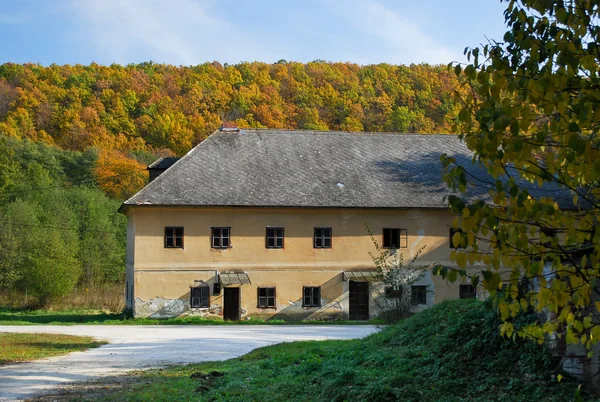 Landhaus im Herbst — Stockfoto