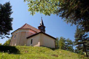 çimenli tepe üzerine kilise
