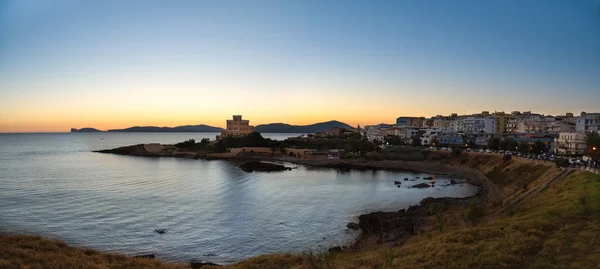 Ville balnéaire au coucher du soleil — Photo