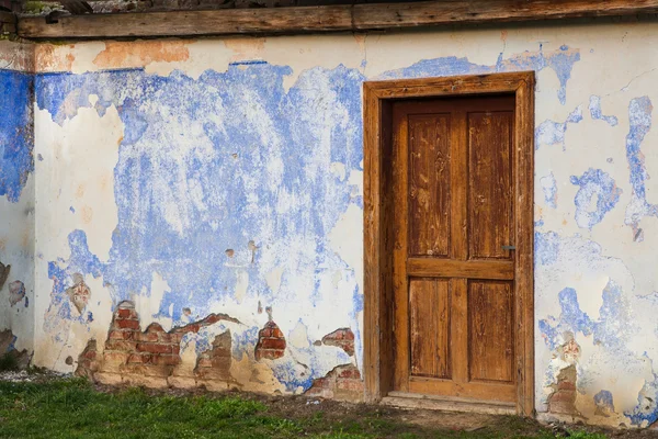 Parede com a porta de entrada — Fotografia de Stock