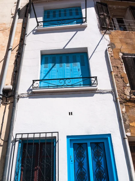 Estrecha fachada de la casa mediterránea —  Fotos de Stock