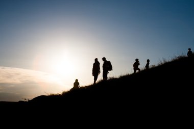 Genç aile yürüyüş
