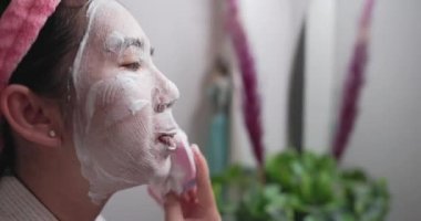 Sivilce ve sivilceler Asyalı genç kadınların yanaklarında sık rastlanan sorunlardır. Banyoda, sivilce, cilt sorunu, cilt bakımı...