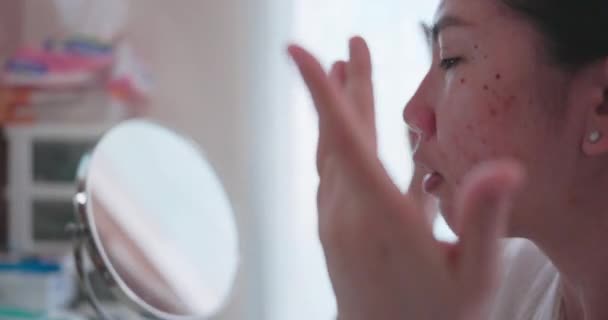 Concetto Cosmetici Assistenza Sanitaria Della Donna Asiatica Crema Trattamento Applicata — Video Stock