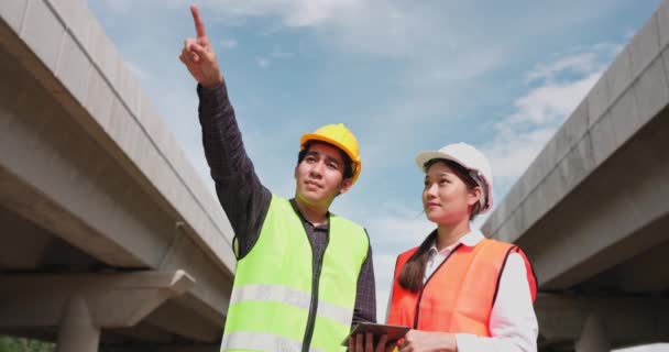 Dva Asijští Inženýři Nosí Bezpečnostní Vestu Helmu Při Pohledu Stavební — Stock video