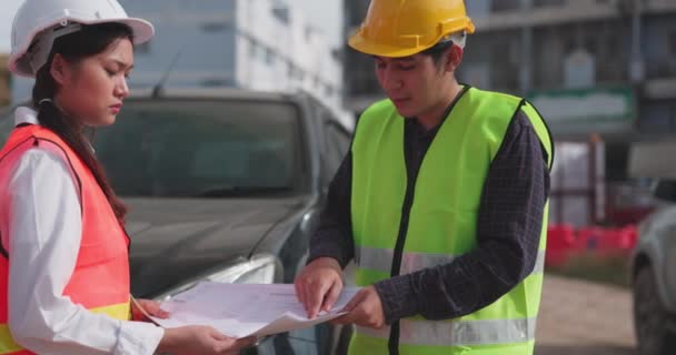 Güvenlik Yeleği Kask Giyen Iki Asyalı Mühendis Inşaat Sahasındaki Kablosuz — Stok video