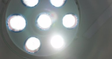 Hastanedeki ya da dişçideki cerrah ışıklarına odaklan. Ameliyathanede cerrahi ışık