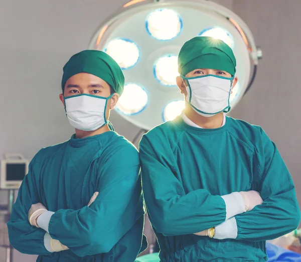 Asya Dan Bir Doktor Ameliyathanesinde Duruyor — Stok fotoğraf