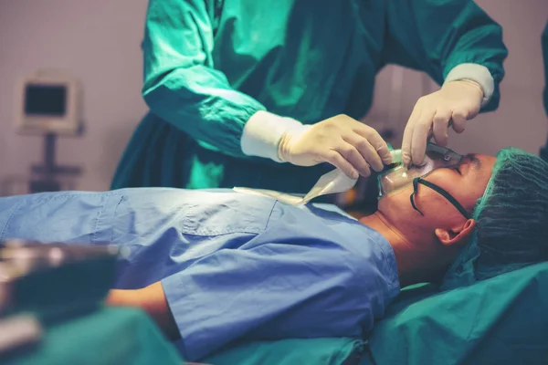 Modern Bir Ameliyathanede Bir Tıbbi Ekip Cerrahi Bir Operasyon Gerçekleştiriyor — Stok fotoğraf