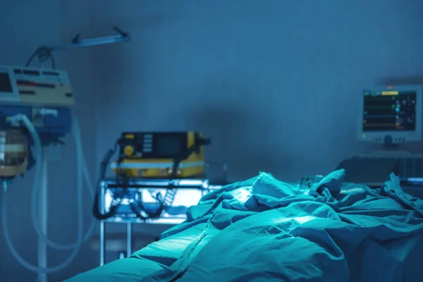 医院静脉外科诊所手术室里 有病床和舒适的医疗设备 — 图库照片