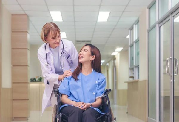 Einem Krankenhausflur Untersucht Ein Lächelnder Arzt Eine Patientin Eine Asiatin — Stockfoto