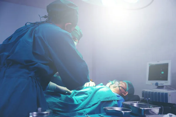 Dans Une Salle Opération Sophistiquée Médecin Asiatique Fait Chirurgie — Photo