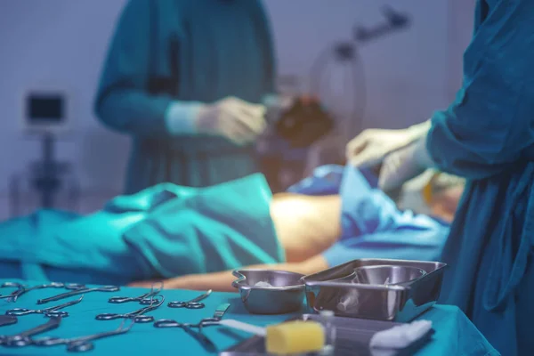 Dans Une Salle Opération Sophistiquée Médecin Asiatique Fait Chirurgie — Photo